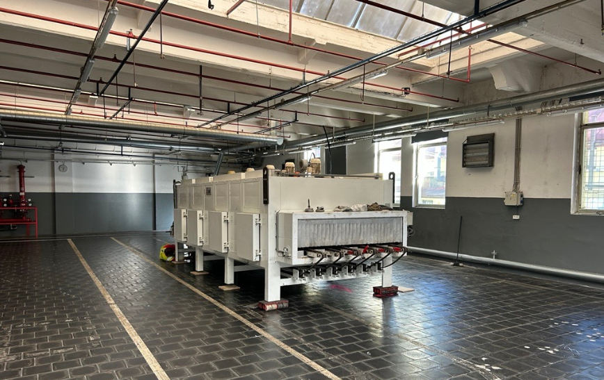 Vulcanisation press relocation from Tunisia to the Czech Republic